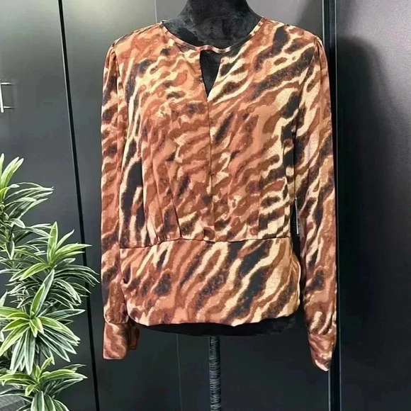 bar III Round v-cut neck, keyhole, long sleeve elastic waist back animal print - Picture 1 of 14